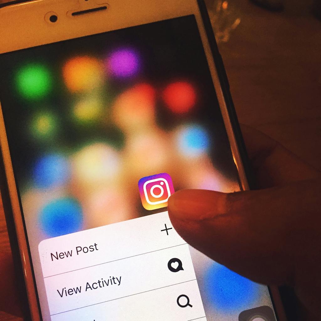 Person Using Smartphone comment trouver une niche rentable en affiliation instagram