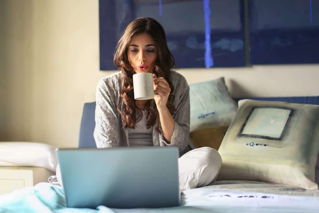 Une femme prépare son planning éditorial