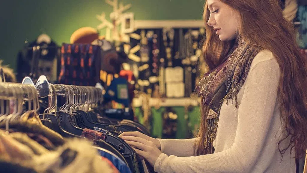 Une femme vend des vêtements sur Vinted