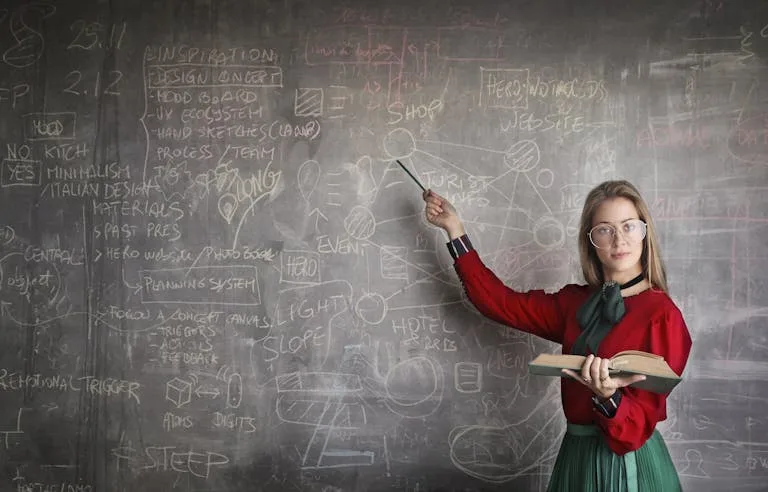 une étudiante devant un tableau noir calcule sa moyenne pondérée