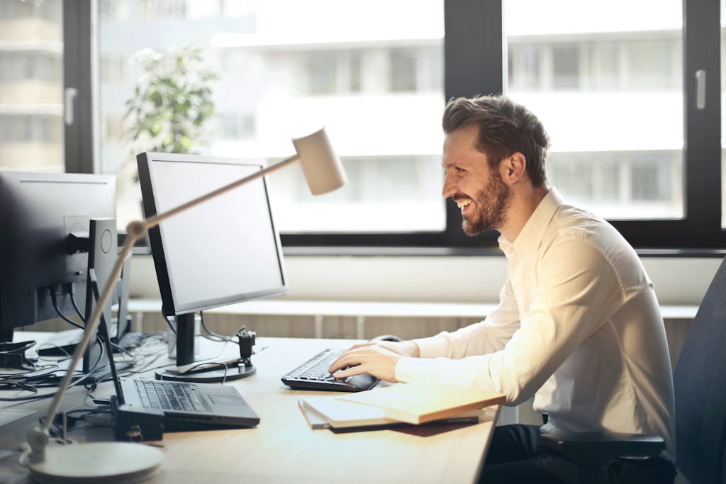 un homme se connecte à la messagerie académique Amiens