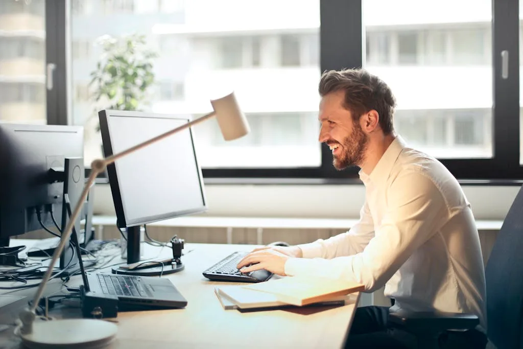 un homme se connecte à la messagerie académique Amiens