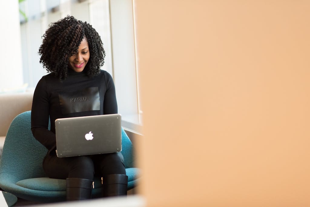 une femme se connecte au webmail académie Amiens sur le portail ac amiens