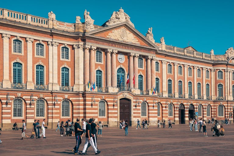 La place du Capitole à Toulouse, ville universitaire où l'on peut se connecter à l'ENT Mirail